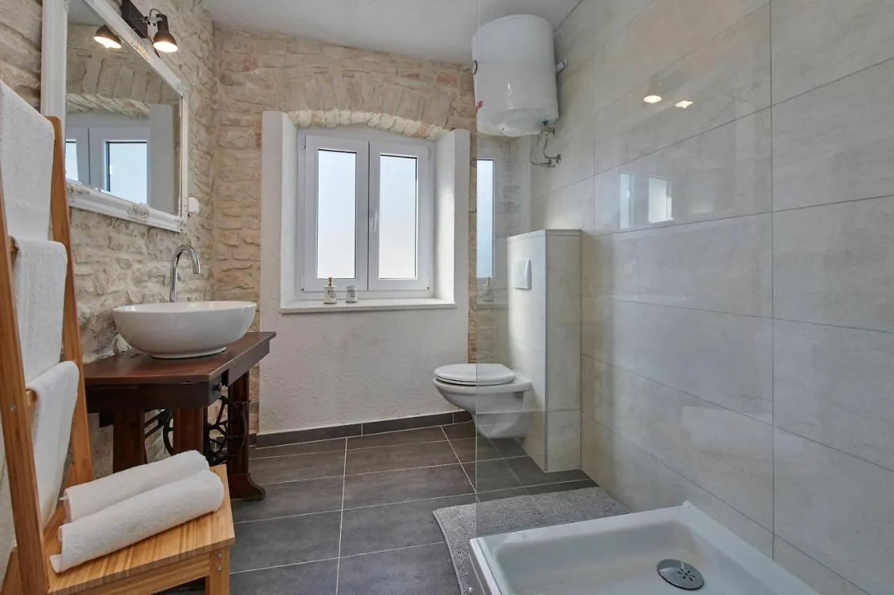 Old Stone Villa With Whirlpool And Sauna Liznjan